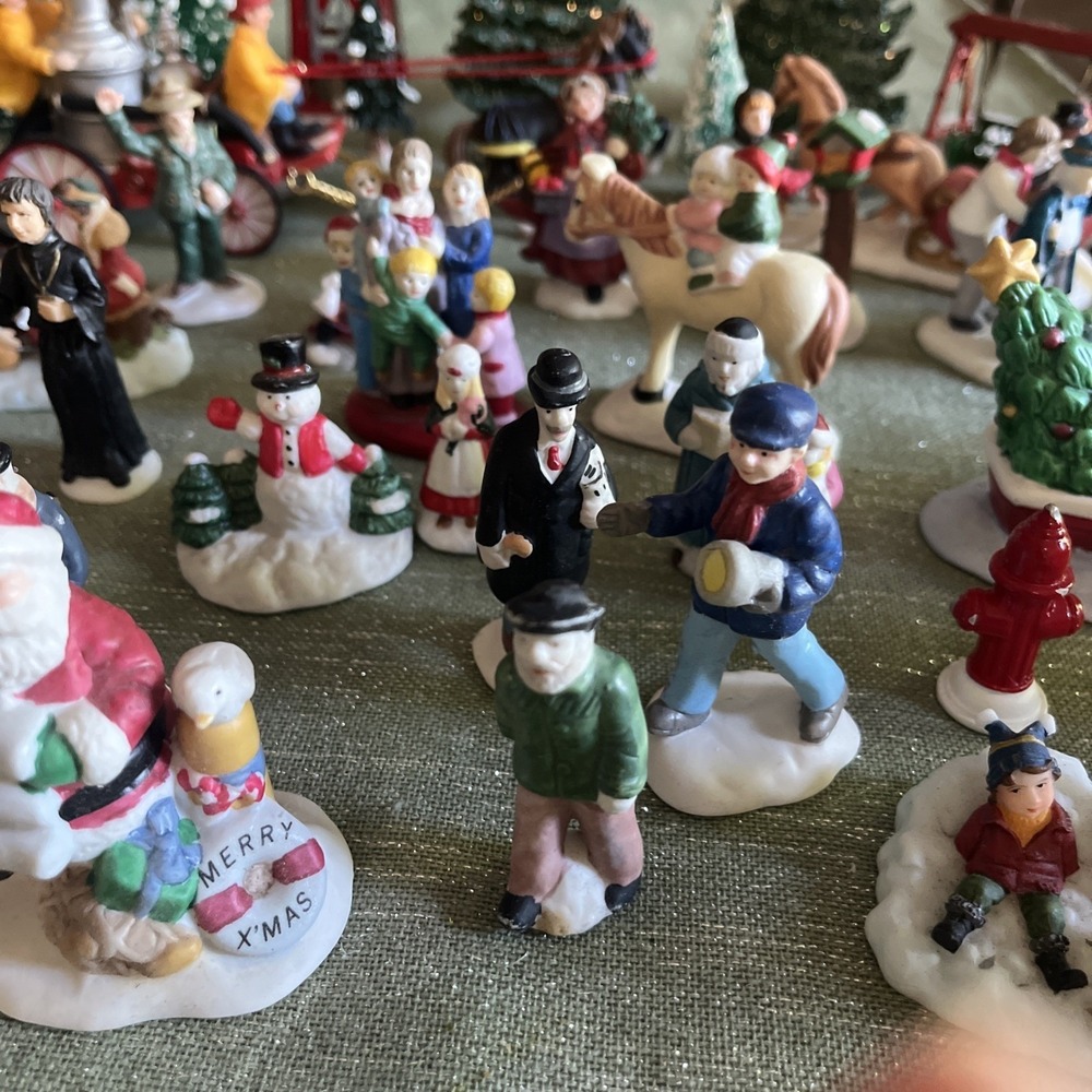 Christmas Village Figures Lot Unbranded ?O'Well Christmas Valley? 45+ Pieces - Picture 3 of 15
